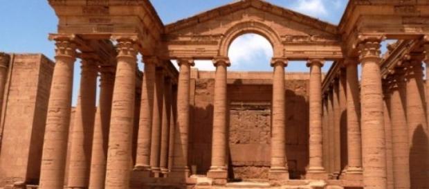 La ville historique d'Hatra est détruite par l'ÉI. La ville historique d'Hatra est détruite par l'ÉI.