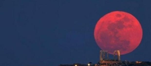 O fenômeno da 'Lua de Sangue'. O fenômeno da 'Lua de Sangue'.