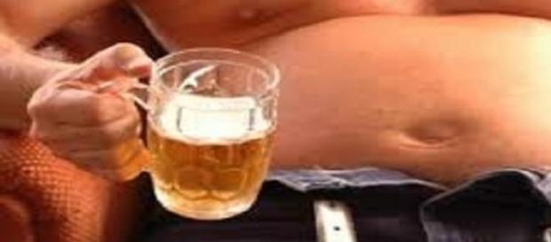 Os barriga de cerveja têm sucesso com as mulheres Os barriga de cerveja têm sucesso com as mulheres