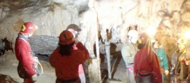 Un grupo de espeólogos en una excursión Un grupo de espeólogos en una excursión