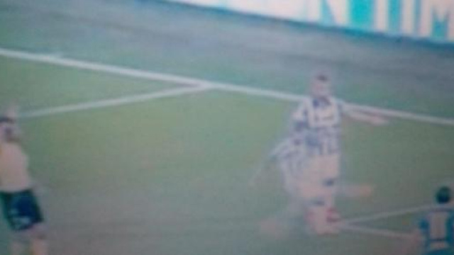 Tevez calcia in porta per il vantaggio della juve