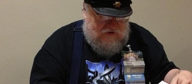 George Martin dividido entre Westeros e 1949. George Martin dividido entre Westeros e 1949.