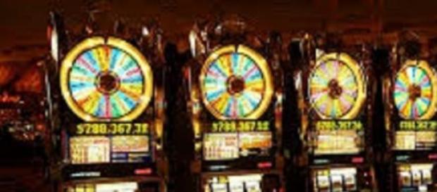 Gioco e crisi possono influenzarsi a vicenda. Gioco e crisi possono influenzarsi a vicenda.
