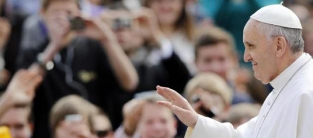 Il saluto dei fedeli a piazza San Pietro Il saluto dei fedeli a piazza San Pietro