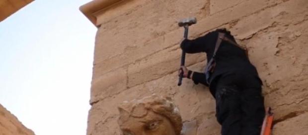 isis, altro scempio ad hatra isis, altro scempio ad hatra