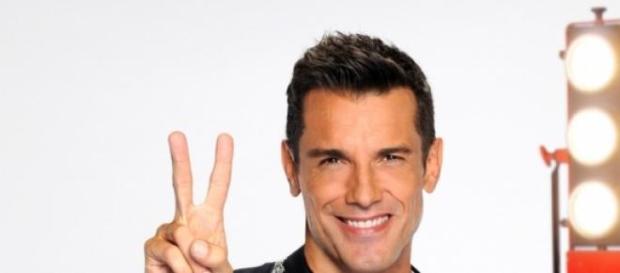 Jesús Vázquez haciendo el gesto de 'La Voz' Jesús Vázquez haciendo el gesto de 'La Voz'