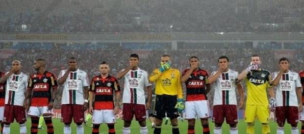 Jogadores protestam em clássico carioca Jogadores protestam em clássico carioca