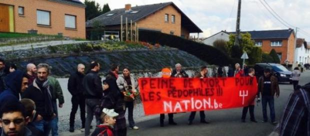 Le groupe "Nation" et ses slogans sans équivoque. Le groupe "Nation" et ses slogans sans équivoque.