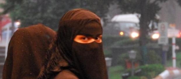 Lei penaliza iranianas há mais de três décadas Lei penaliza iranianas há mais de três décadas