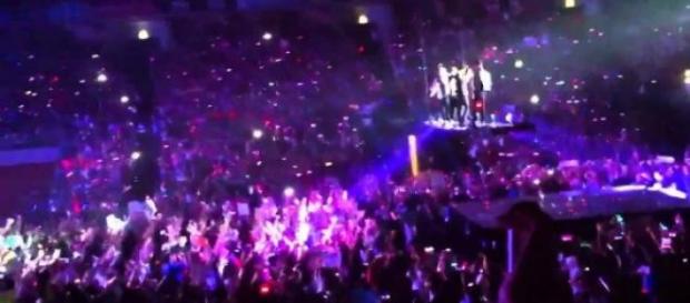 No Dubai, as "directioners" descontrolaram-se. No Dubai, as "directioners" descontrolaram-se.