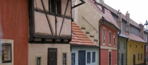 Pequeñas casitas del Callejón del Oro de Praga Pequeñas casitas del Callejón del Oro de Praga