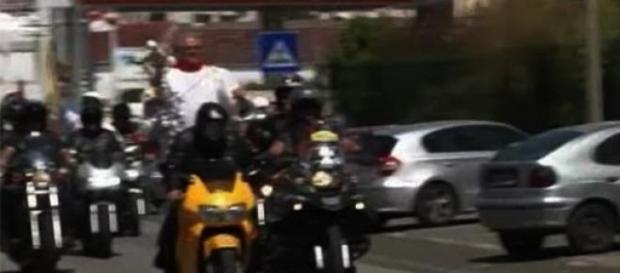 Un popă cu ”sfanta cruce” pe motocicletă Un popă cu ”sfanta cruce” pe motocicletă