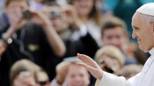 Il saluto dei fedeli a piazza San Pietro