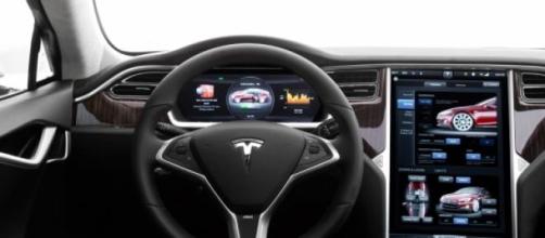 Interior del Tesla "S" en imagen de archivo