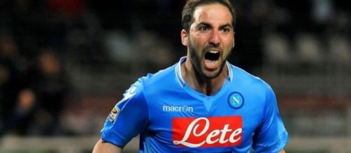 Higuain esulta dopo un gol