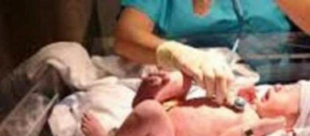 Bimbo di una settimana trovato in un sacchetto Bimbo di una settimana trovato in un sacchetto