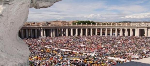La Plaza de San Pedro en Roma esperando al Papa La Plaza de San Pedro en Roma esperando al Papa