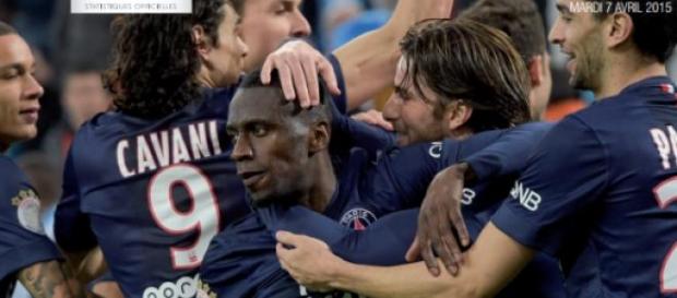 Les Parisiens félicitent Matuidi pour son 20e but Les Parisiens félicitent Matuidi pour son 20e but