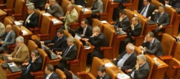 Parlamentari ”muncind” din greu Parlamentari ”muncind” din greu