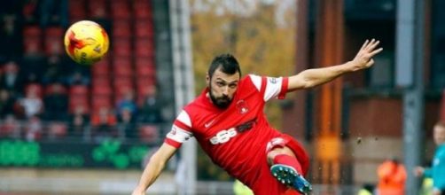 Andrea Dossena con la maglia del Leyton Orient