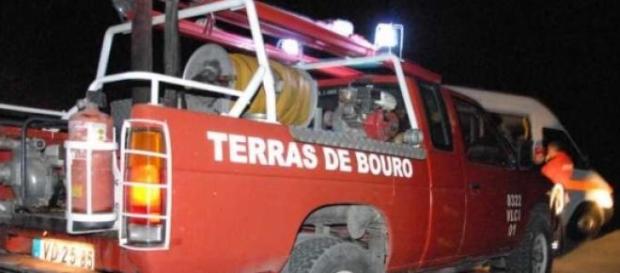 Bombeiros combateram chamas durante toda a noite Bombeiros combateram chamas durante toda a noite