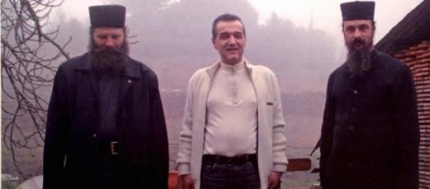 Gheorghe Becali alaturi de calugari (fratii lui) Gheorghe Becali alaturi de calugari (fratii lui)