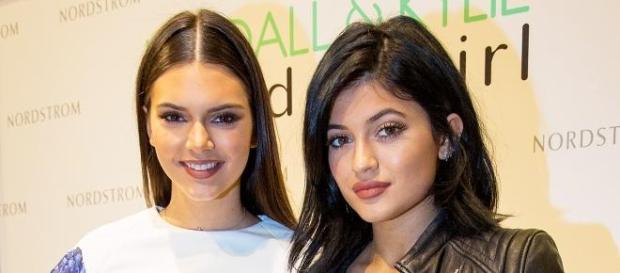 Kendall tem 19 anos e Kylie 17. Kendall tem 19 anos e Kylie 17.