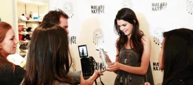 Kylie Jenner en uno de sus eventos públicos Kylie Jenner en uno de sus eventos públicos
