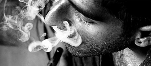 Shisha-Rauchen kann süchtig machen. Shisha-Rauchen kann süchtig machen.