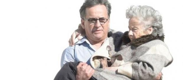 Zezé Camarinha com a sua mãe nos braços Zezé Camarinha com a sua mãe nos braços