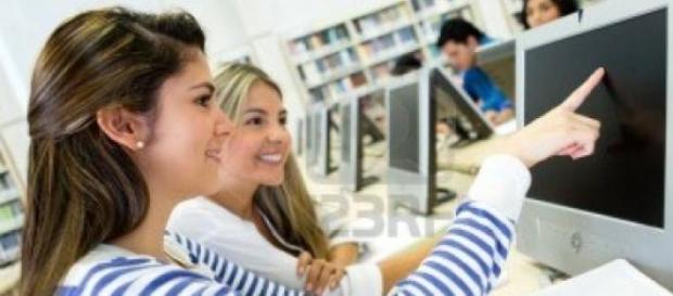Estudar online se torna mais frequente. Estudar online se torna mais frequente.