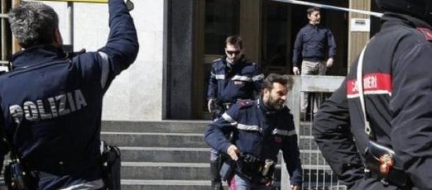 Polizei und Carabinieri stürmten das Gebäude. Polizei und Carabinieri stürmten das Gebäude.