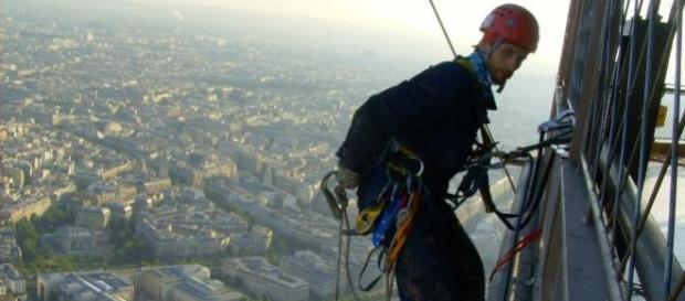 Rui Farinha a trabalhar na Torre Eiffel Rui Farinha a trabalhar na Torre Eiffel