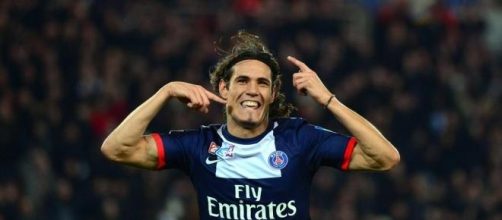 Edinson Cavani festeggia con la maglia del PSG