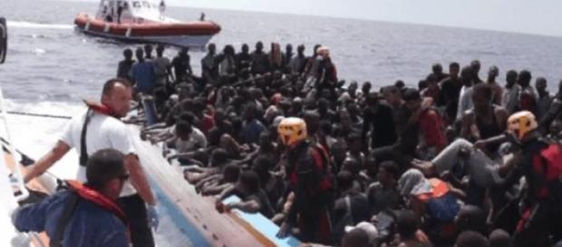 Barcone di migranti nel Canale di Sicilia. Barcone di migranti nel Canale di Sicilia.