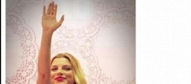 Emma Marrone omaggio al duce (foto facebook) Emma Marrone omaggio al duce (foto facebook)