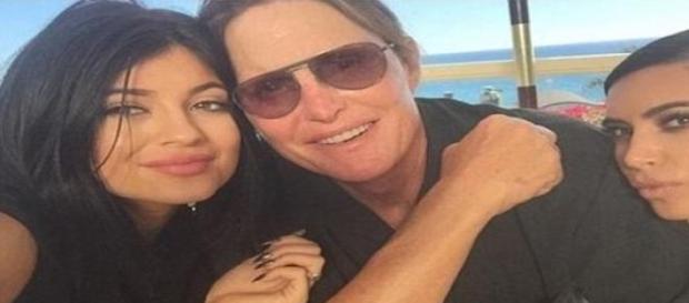 La nouvelle vie de Bruce Jenner oppose ses enfants La nouvelle vie de Bruce Jenner oppose ses enfants