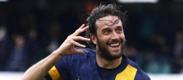 La tipica esultanza di Toni dopo aver fatto gol La tipica esultanza di Toni dopo aver fatto gol