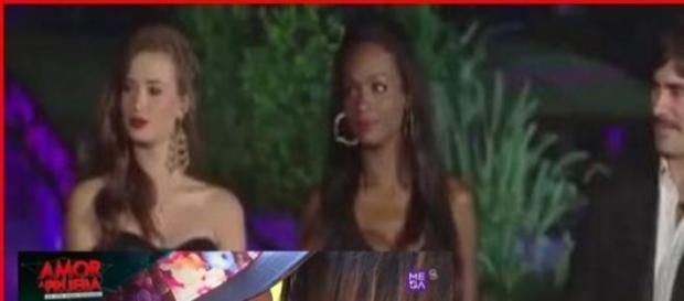 Liz y Michael se encuentran a escondidas Liz y Michael se encuentran a escondidas