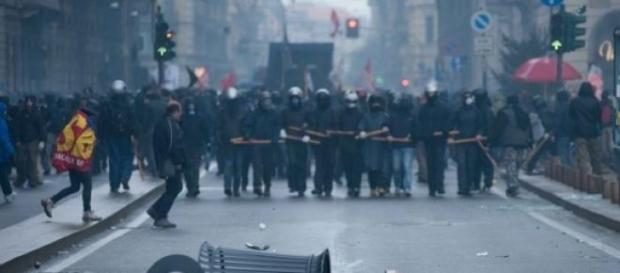 Polizia in tenuta antisommossa a Milano. Polizia in tenuta antisommossa a Milano.