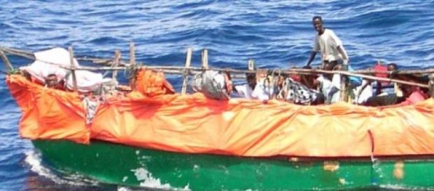 Migranti sui barconi in cerca di libertà in Italia Migranti sui barconi in cerca di libertà in Italia