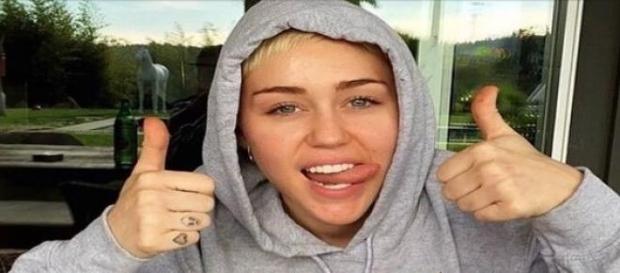 Miley Cyrus verrät, auf welchen Typ Frau sie steht Miley Cyrus verrät, auf welchen Typ Frau sie steht
