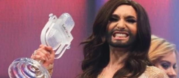 Conchita com o famoso prémio da Eurovisão Conchita com o famoso prémio da Eurovisão