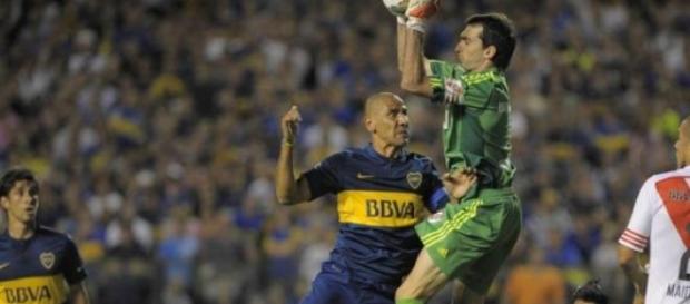 El cata Diaz disputando un balón El cata Diaz disputando un balón