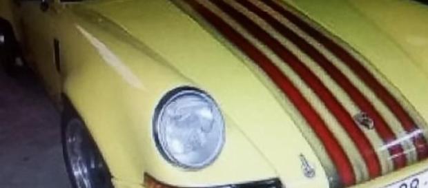 El Porsche 911 con la bandera catalana en el capó El Porsche 911 con la bandera catalana en el capó