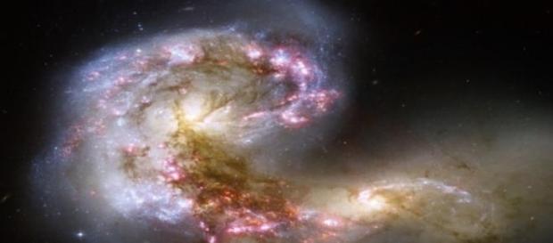Es una extraña formación de galaxias en choque Es una extraña formación de galaxias en choque