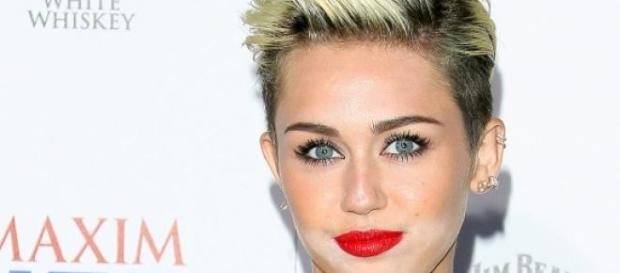 Miley Cyrus sorprende en Instagram de nuevo. Miley Cyrus sorprende en Instagram de nuevo.