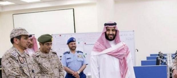 Mohammed bin Nayef con militari sauditi Mohammed bin Nayef con militari sauditi