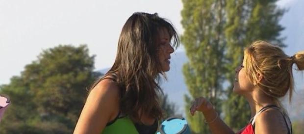 Romina y Oriana se pelean dentro del nido Romina y Oriana se pelean dentro del nido