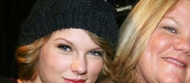 Taylor es muy cercana a su madre Taylor es muy cercana a su madre
